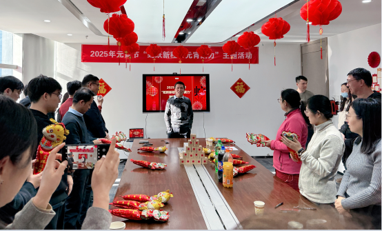 一些人在餐厅里吃东西

AI 生成的内容可能不正确。