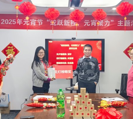 桌子上放满了不同类型的海报

AI 生成的内容可能不正确。