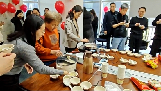 一群人在桌子边

AI 生成的内容可能不正确。